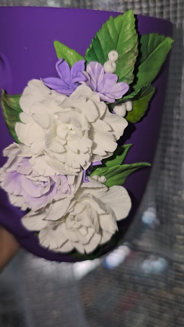 💜 Фиолетовая чашка с белыми пионами и стразами 💜 Погрузитесь в атмосферу нежности и изысканности с этой невероятно красивой чашкой фиолетового цвета. Она украшена пышными белыми пионами, выполненными вручную из полимерной глины — каждый лепесток будто дышит живой красотой. Изысканности добавляют сияющие стразы, которые утончённо переливаются при свете, делая эту чашку настоящим украшением любого чаепития. 🖐️ Полностью ручная работа 🌸 Лепка: белые пионы из полимерной глины 💎 Украшена стразами 📏 Объём: 350 мл 🎁 Эксклюзивный экземпляр, в наличии Такой аксессуар — не просто посуда, а маленькое произведение искусства, которое подчеркнёт вашу индивидуальность или станет незабываемым подарком для особенного человека.